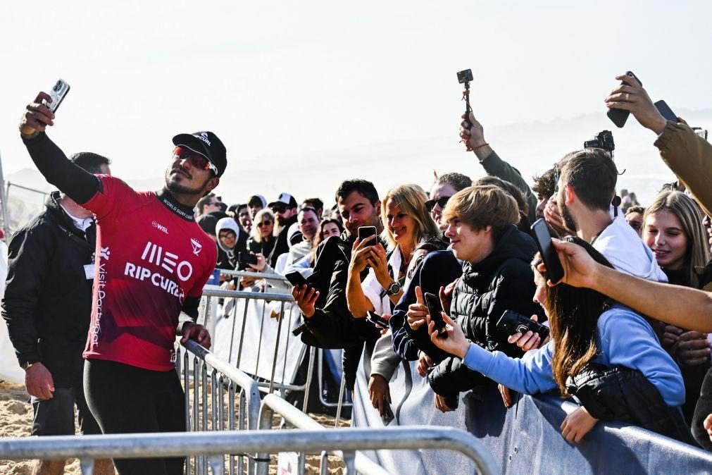 Surfistas Medina e Colapinto fecham em beleza dia mais curto em Peniche