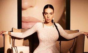 Georgina Rodriguez Que ternura! Bella Esmeralda já acompanha a mãe no trabalho
