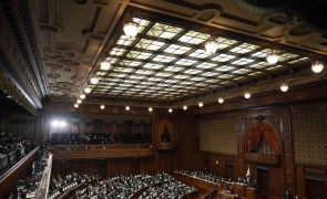 Deputado expulso do parlamento do Japão pela primeira vez em 72 anos