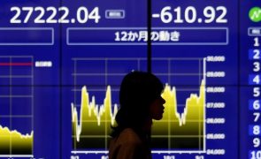 Banco do Japão comprou mil milhões de euros em fundos para travar queda na bolsa