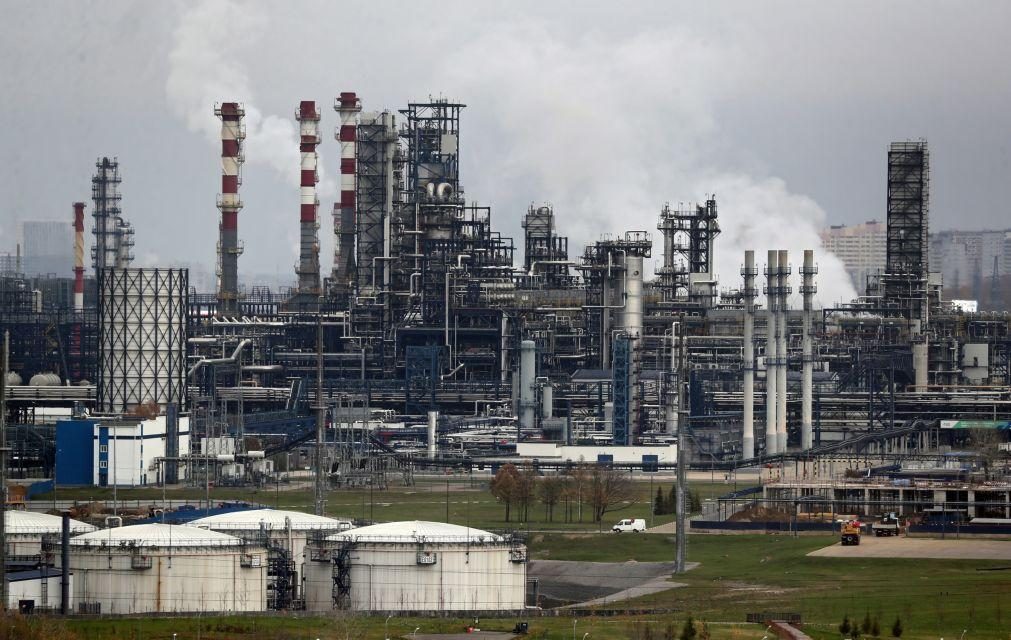 Rússia vai reduzir produção de petróleo e gás em 2023 - ministro russo
