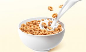 Saiba se comer cereais antes de ir para a cama ajuda a dormir melhor