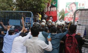 Polícia paquistanesa desiste de tentar deter ex-primeiro-ministro após confrontos