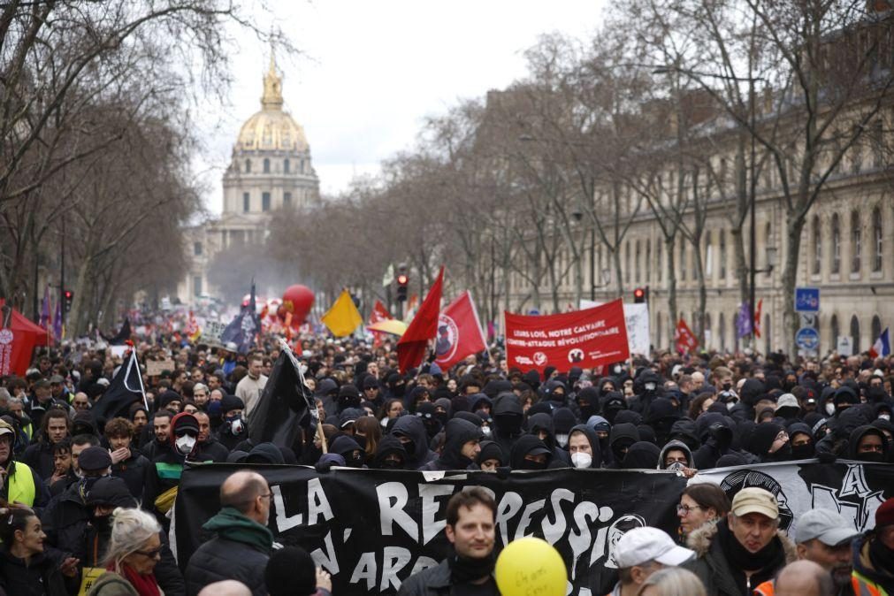 Reforma das pensões avança enquanto protestos continuam em toda a França