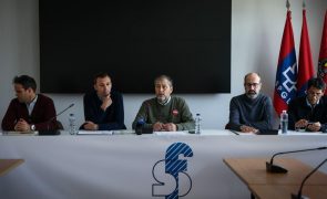 Docentes e investigadores aderem à greve geral e concentram-se frente à tutela