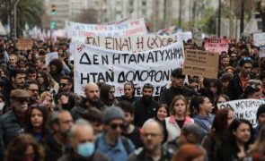 Mais de 40 mil gregos exigem nas ruas responsabilidades por acidente ferroviário