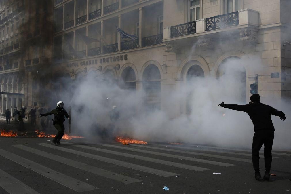 Violentos confrontos entre manifestantes e a polícia em Atenas