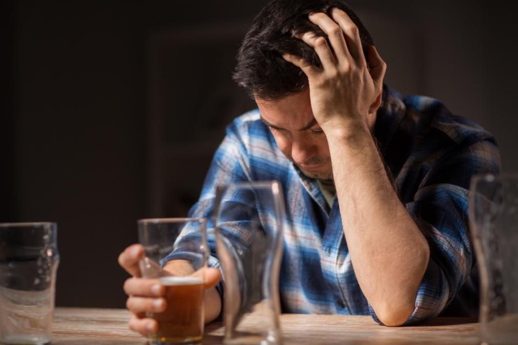 Descubra os danos que o consumo exagerado de álcool provoca no cérebro
