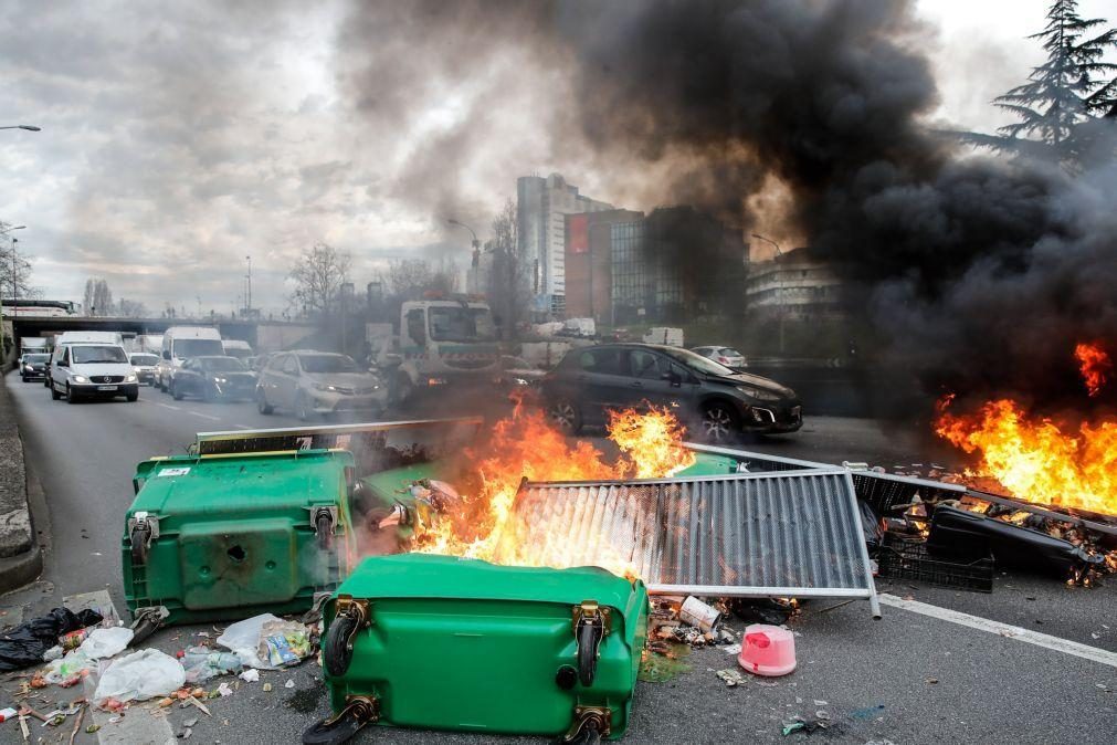 Manifestantes bloqueiam ruas em Paris contra reforma de pensões