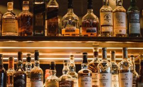 Há garrafas de whisky que podem valer mais de 300 mil euros e uma pode estar em sua casa
