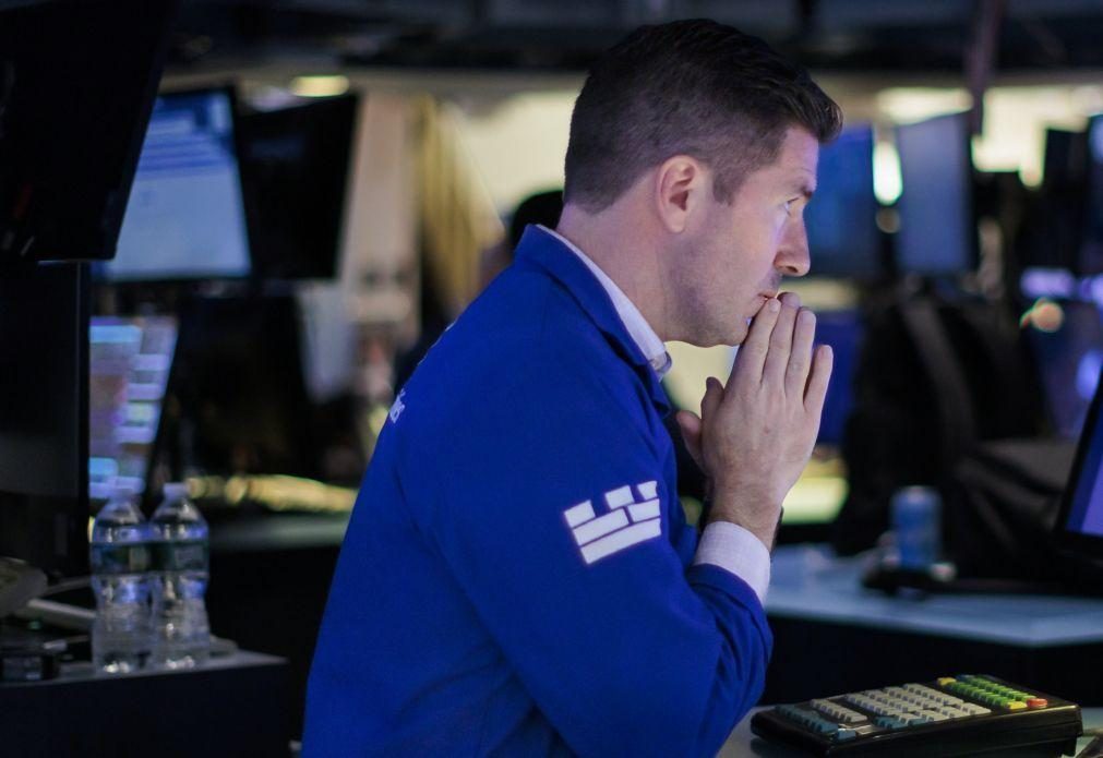 Wall Street segue no 'vermelho' com bancos em queda