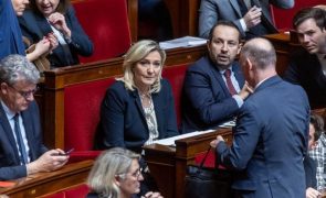 Extrema-direita francesa de Marine Le Pen avança com moção de censura ao Governo