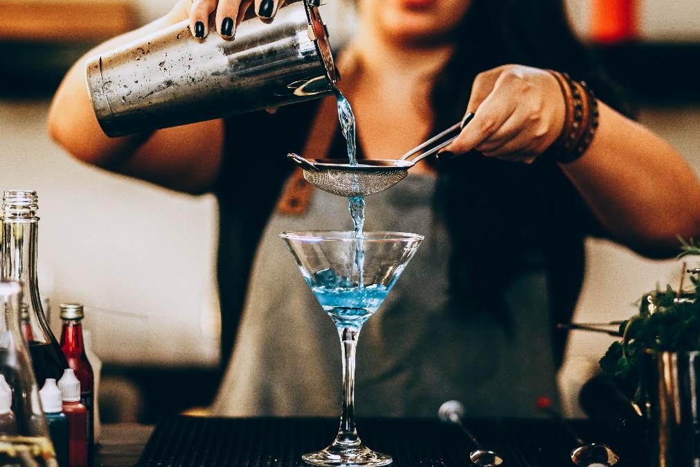9 sinais de alerta a que deve estar atendo quando pede uma bebida num bar