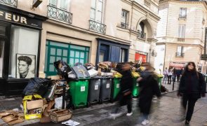 Greves deixam acumuladas nas ruas de Paris 10 mil toneladas de lixo