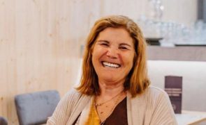 Dolores Aveiro incentiva a fumar vaporizador e é arrasada