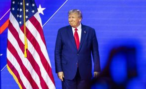 Trump publica no Facebook e YouTube pela primeira vez desde a sua suspensão em 2021
