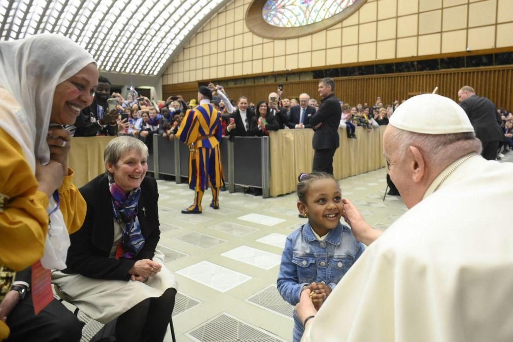 Papa recebe refugiados e lembra que integração faz parte do salvamento