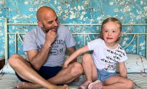 Homem adota menina com Trissomia 21 rejeitada por 20 famílias