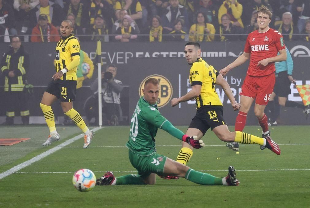 Raphaël Guerreiro em grande plano na goleada do Dortmund