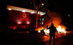 Pelo menos 76 detidos em protestos em Paris contra reforma das pensões