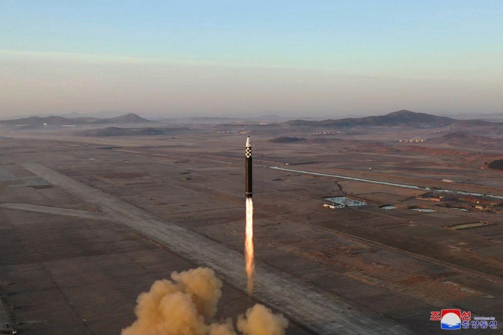 Coreia do Norte dispara míssil balístico para o Mar do Japão