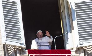 Papa manifesta-se próximo do povo do Equador após sismo