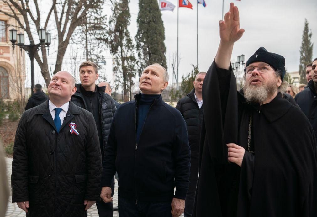 Kiev acusa Putin de visitar Mariupol