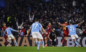 Roma, de Mourinho, perde com Lazio no dérbi da capital italiana