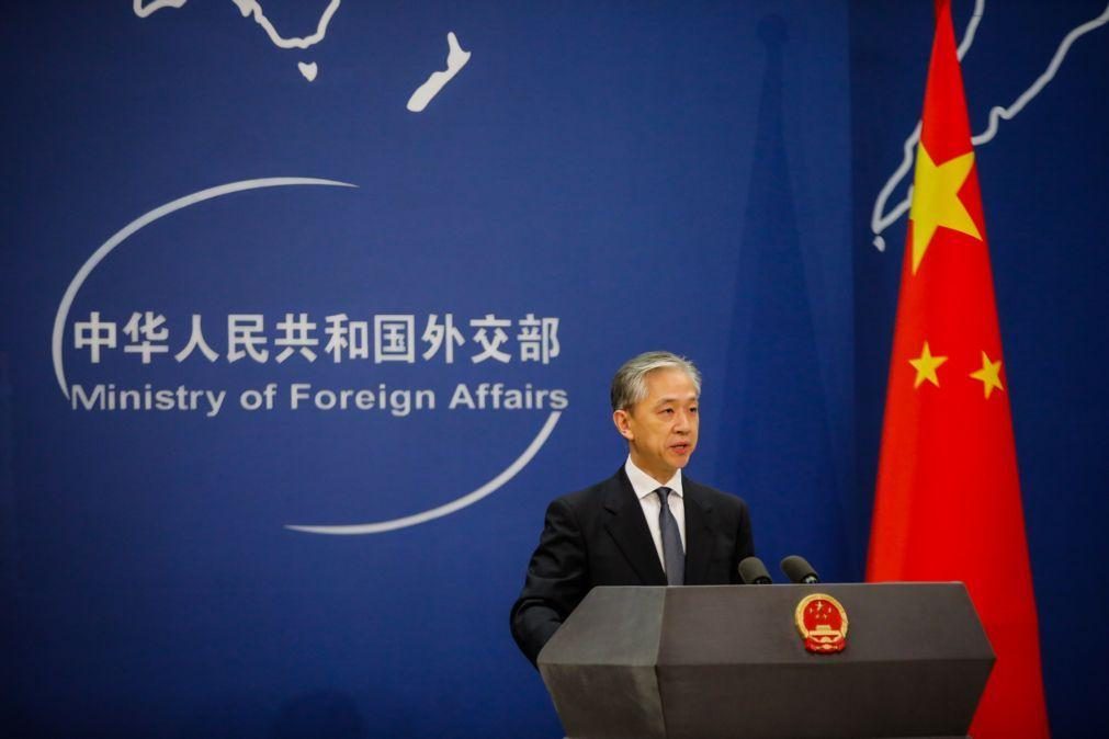 China pede ao TPI que evite padrões duplos após mandado de prisão para Putin