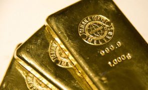 Ouro ultrapassa 2.000 dólares e aproxima-se de máximo histórico