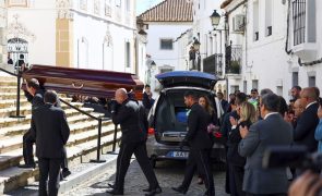 Rui Nabeiro: centenas de pessoas aplaudem cortejo fúnebre à entrada de Campo Maior