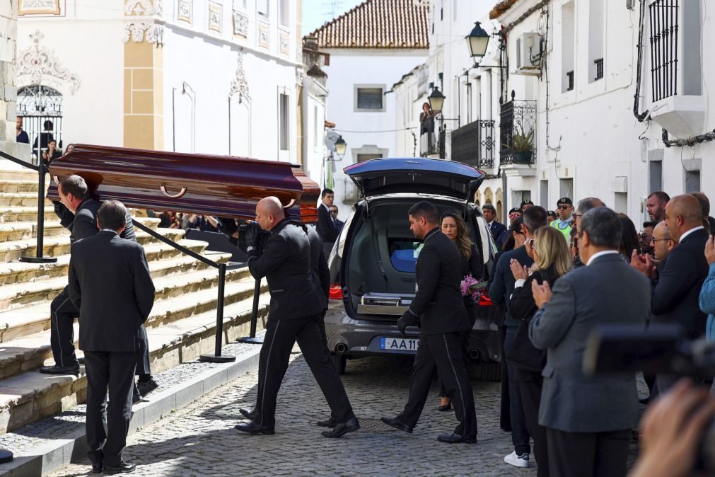 Rui Nabeiro: centenas de pessoas aplaudem cortejo fúnebre à entrada de Campo Maior