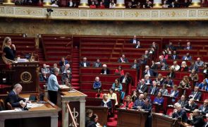 Lei das reformas aprovada em França após rejeição de duas moções de censura