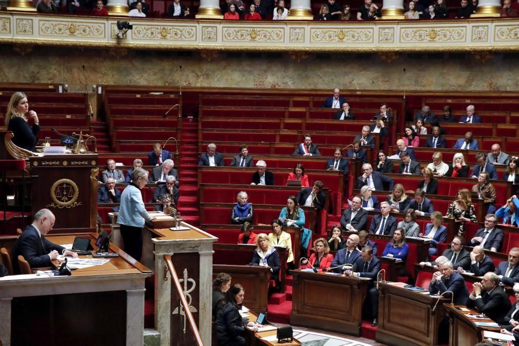 Lei das reformas aprovada em França após rejeição de duas moções de censura