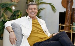 João Baião mostra-se a pentear o camelo que tem no seu zoo privado
