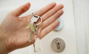Senhorio aproveita ausência de inquilino para arrendar casa a outros... até 2041
