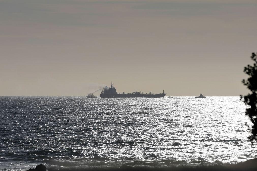 Doze dos 19 tripulantes do navio Greta K retirados após incêndio ao largo do Porto