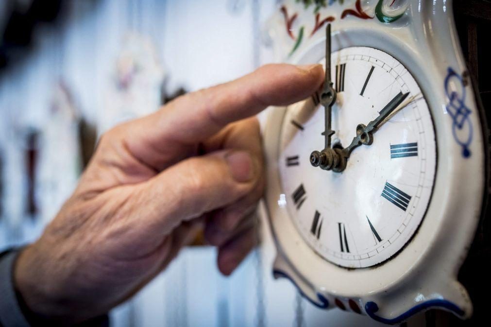 Relógios adiantam uma hora na madrugada de domingo