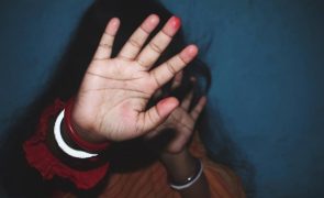 Menina de 13 anos esfaqueada, queimada e agredida durante cinco horas por amigas de 12 e 14 anos
