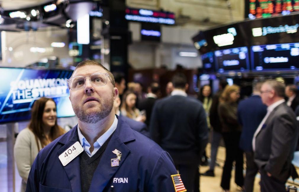 Wall Street inicia sessão em baixa à espera de decisões da Fed