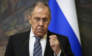 Moscovo avisa Londres para risco de escalar guerra se enviar munições com urânio