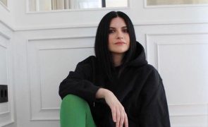 Laura Pausini casa-se aos 48 anos com vestido original