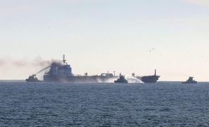 Autoridades aguardam decisão sobre reboque de navio que se incendiou ao largo de Leixões