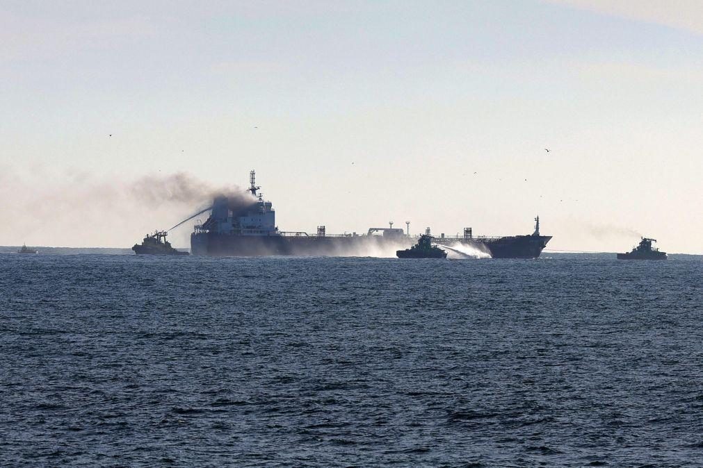 Navio que se incêndiou ao largo do Porto será rebocado para Leixões