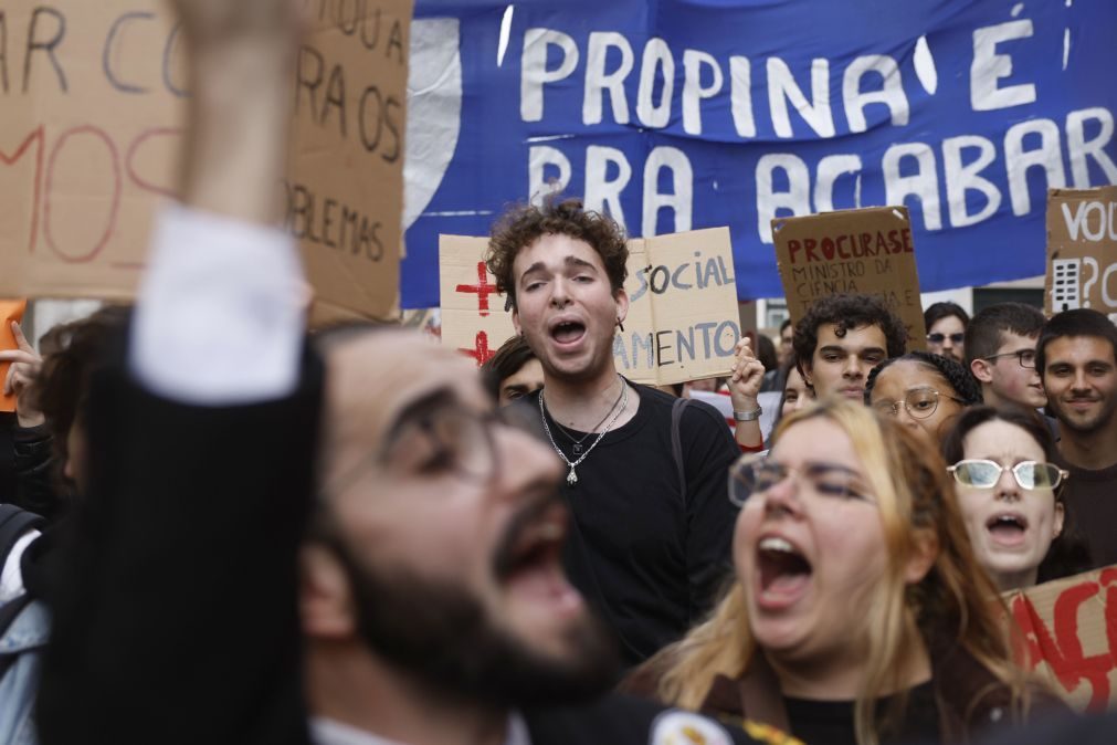 Centenas de estudantes marcham em Lisboa contra 