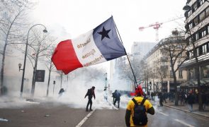 Distúrbios em manifestação contra revisão da lei das pensões em Paris
