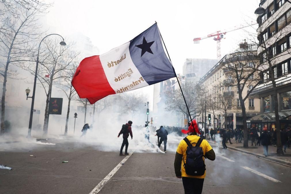 Distúrbios em manifestação contra revisão da lei das pensões em Paris