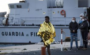 Guarda Costeira italiana socorre mais de 700 pessoas no Mediterrâneo