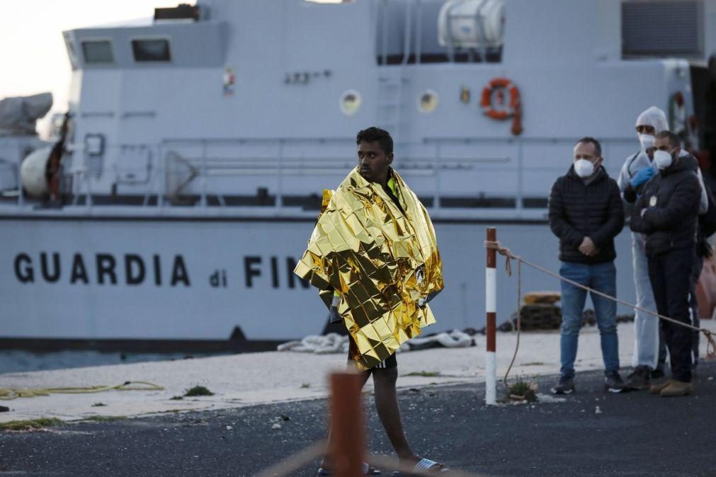 Guarda Costeira italiana socorre mais de 700 pessoas no Mediterrâneo