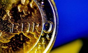 Euro sobe e chega a superar 1,09 dólares